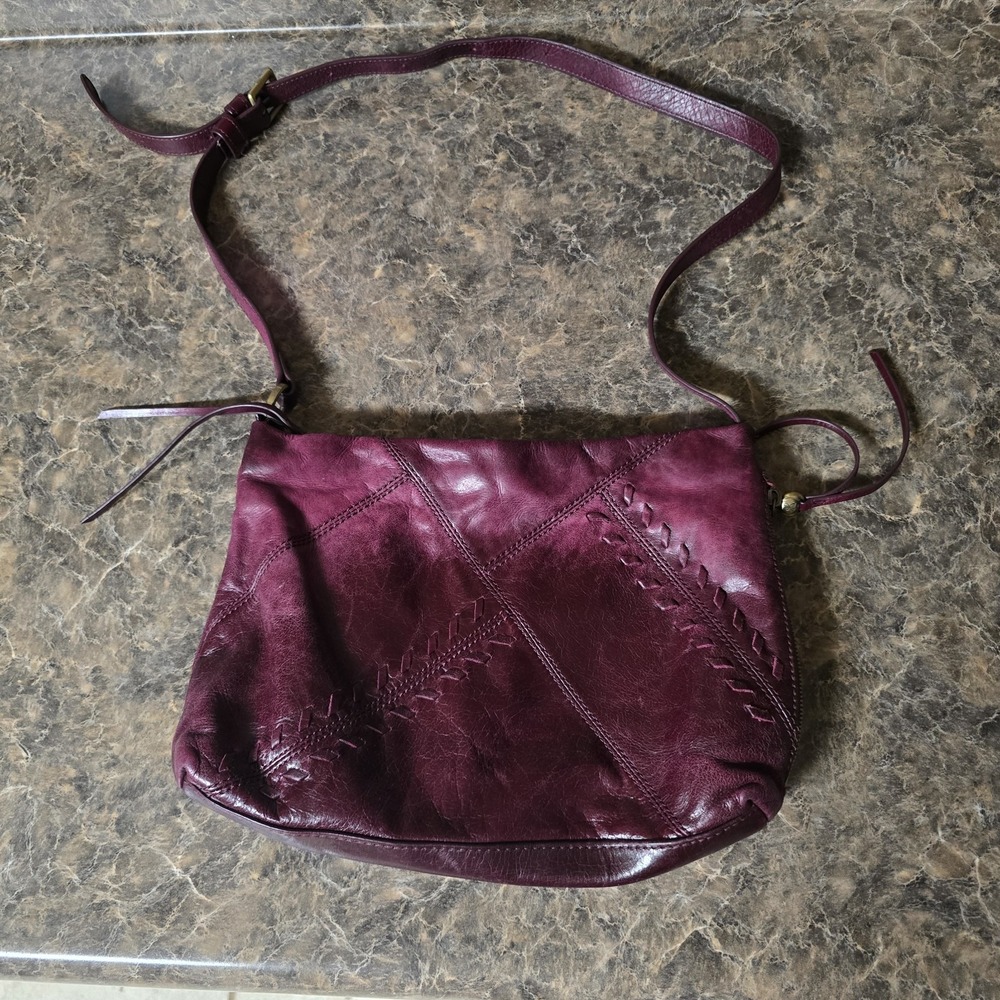 Hobo Purple Crossbody Bag Gold Hardware Zip Closure Inner Pockets Women
